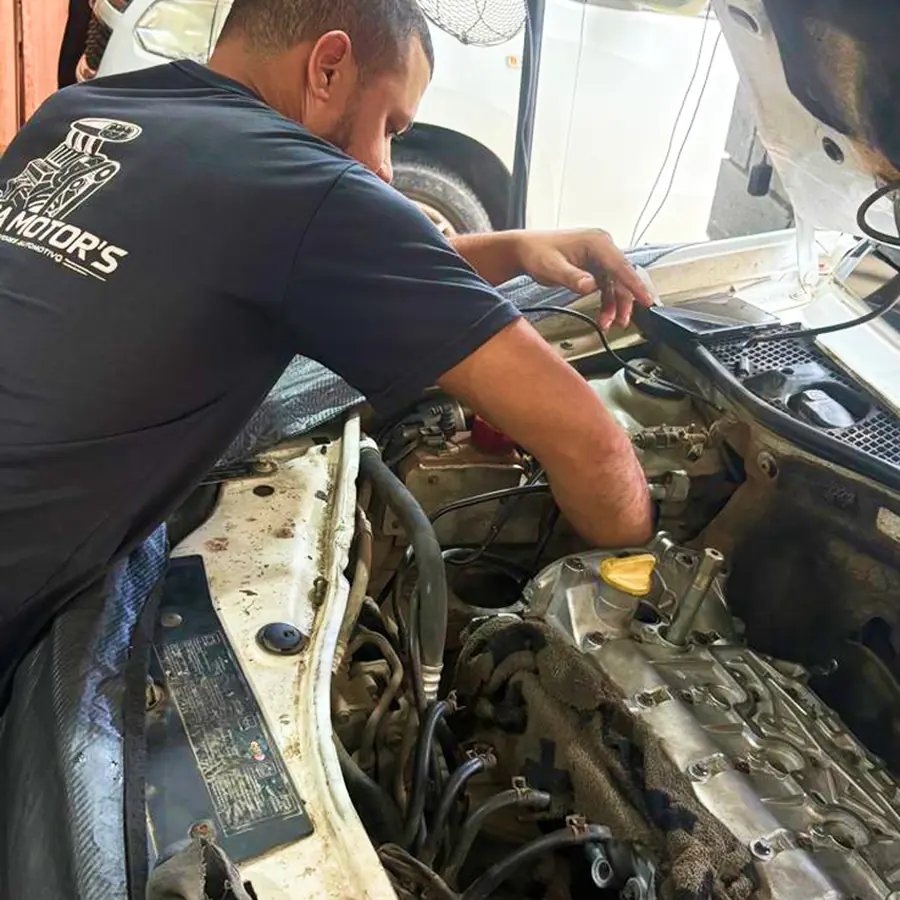 Mecânico em serviço de manutenção automotiva