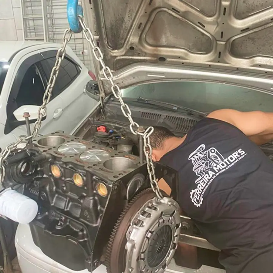 Montagem de motor na oficina