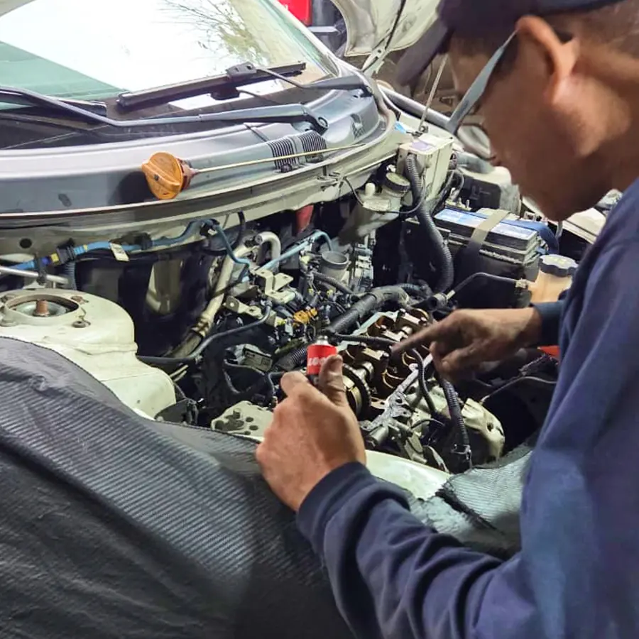 Revisão de motor com o capô aberto